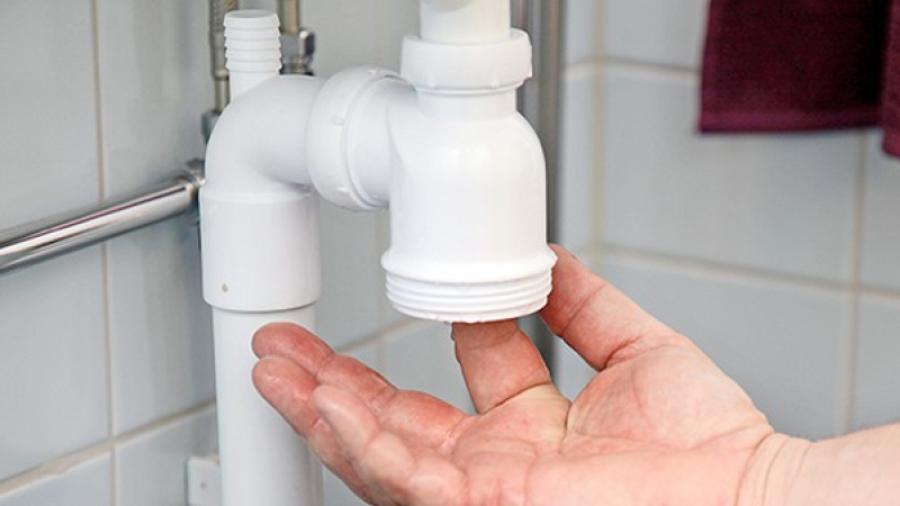 Använd ett finger eller en skruvmejsel och peta bort all synlig smuts. Kontrollera att inget sitter kvar genom att titta ner i handfatets avloppshål. Skruva sedan tillbaka vattenlåsets underdel och kontrollera att den håller tätt. Spola inte ner smuts i toaletten för då blir det stopp där. 