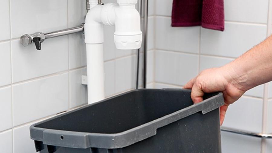 Om inte smutsproppen släpper med hjälp av vaskrensaren testar du att rensa vattenlåset. Ställ först en hink under handfatet för att förhindra att smutsigt vatten hamnar på golvet.