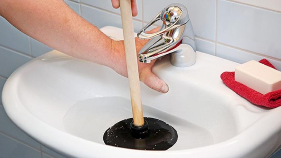 Börja med att täcka för avrinningshålet med tummen eller en tejpbit. Tryck därefter fast vaskrensaren över avloppshålet. Fyll halva handfatet med vatten och pumpa upp och ner med vaskrensaren.