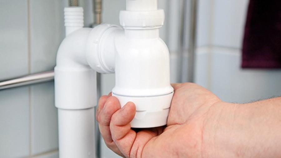 Skruva loss underdelen av vattenlåset med handkraft. Använd inte något verktyg.